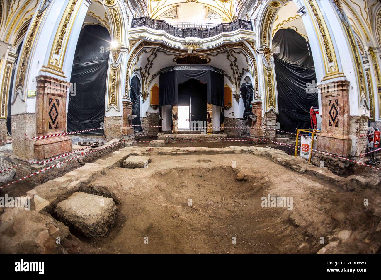 30. Juli 2020: 30. Juli 2020 (Malaga ) die Kirche der Heiligen Märtyrer von Malaga, die 1491 von den katholischen Monarchen gegründet und 1505 als Pfarrei errichtet wurde, steht vor der ersten Phase ihrer Rehabilitation. Die Arbeiten, die im Frühjahr nächsten Jahres abgeschlossen werden sollen, zielen darauf ab, bestimmte Bauelemente im Inneren des Tempels zu verfeinern und zu verbessern, nachdem verschiedene Pathologien und Anomalien beobachtet wurden, die gelöst werden sollen. Die vorhandenen Räume im Untergrund der Kirche (Gewölbe von Begräbnissen), verurteilt und ohne Belüftung, sind die Ursache für Nässe neben dem hohen Wasserspiegel, die transla sind Stockfoto