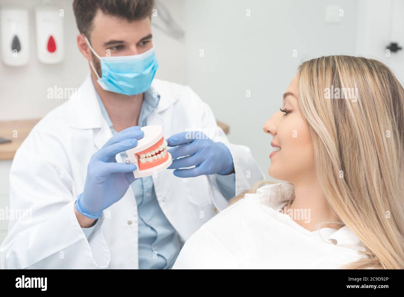 Zahnarzt hält Kiefer Proben Zahn. Professionelle Beratung in der Zahnklinik Stockfoto