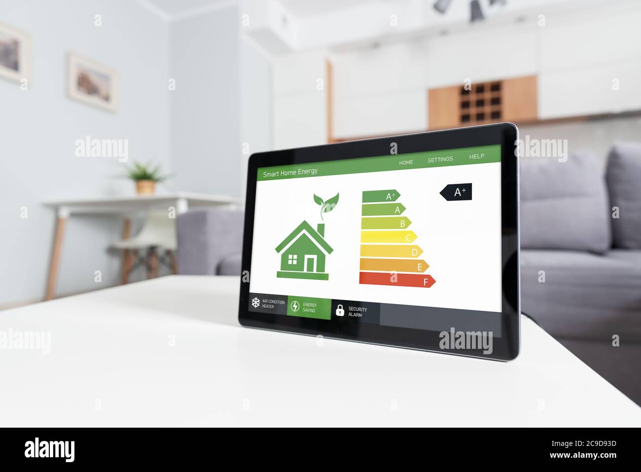 Mobile App für Energieeffizienz auf dem Bildschirm. Ökologie, Öko-Haus-Konzept Stockfoto