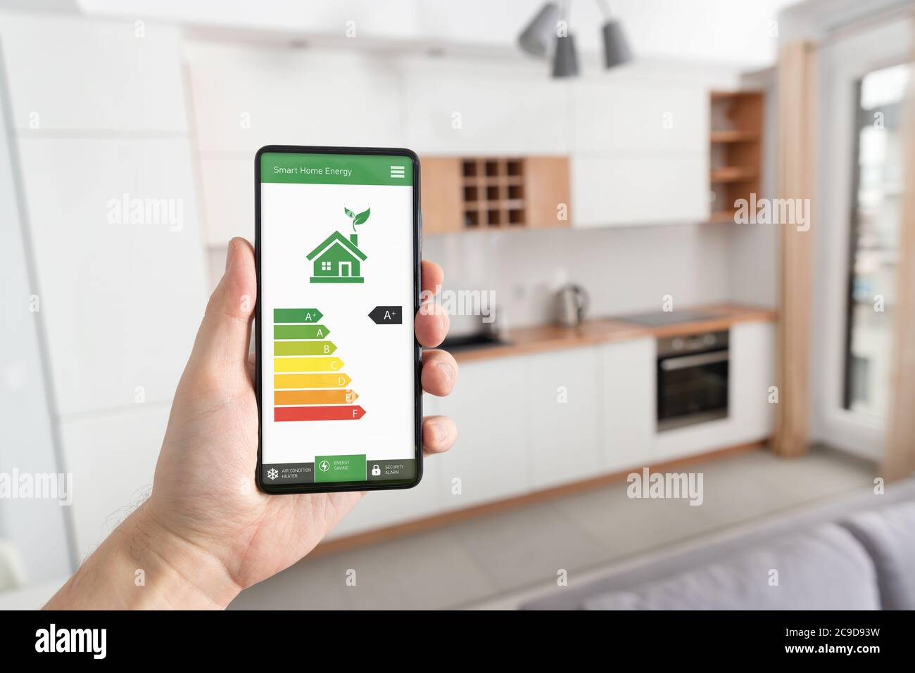 Mobile App für Energieeffizienz auf dem Bildschirm. Ökologie, Öko-Haus-Konzept Stockfoto
