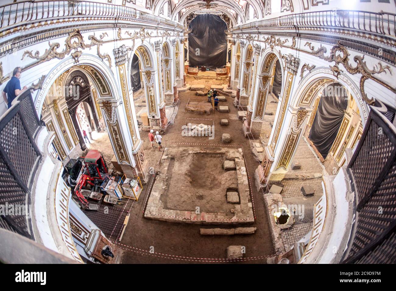 30. Juli 2020: 30. Juli 2020 (Malaga ) die Kirche der Heiligen Märtyrer von Malaga, die 1491 von den katholischen Monarchen gegründet und 1505 als Pfarrei errichtet wurde, steht vor der ersten Phase ihrer Rehabilitation. Die Arbeiten, die im Frühjahr nächsten Jahres abgeschlossen werden sollen, zielen darauf ab, bestimmte Bauelemente im Inneren des Tempels zu verfeinern und zu verbessern, nachdem verschiedene Pathologien und Anomalien beobachtet wurden, die gelöst werden sollen. Die vorhandenen Räume im Untergrund der Kirche (Gewölbe von Begräbnissen), verurteilt und ohne Belüftung, sind die Ursache für Nässe neben dem hohen Wasserspiegel, die transla sind Stockfoto