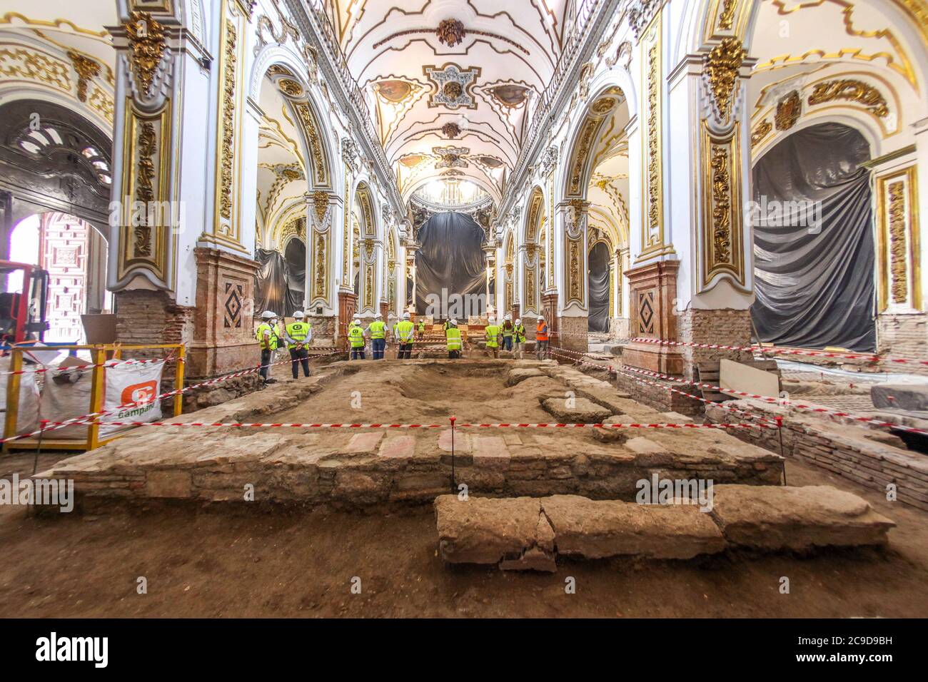 30. Juli 2020: 30. Juli 2020 (Malaga ) die Kirche der Heiligen Märtyrer von Malaga, die 1491 von den katholischen Monarchen gegründet und 1505 als Pfarrei errichtet wurde, steht vor der ersten Phase ihrer Rehabilitation. Die Arbeiten, die im Frühjahr nächsten Jahres abgeschlossen werden sollen, zielen darauf ab, bestimmte Bauelemente im Inneren des Tempels zu verfeinern und zu verbessern, nachdem verschiedene Pathologien und Anomalien beobachtet wurden, die gelöst werden sollen. Die vorhandenen Räume im Untergrund der Kirche (Gewölbe von Begräbnissen), verurteilt und ohne Belüftung, sind die Ursache für Nässe neben dem hohen Wasserspiegel, die transla sind Stockfoto