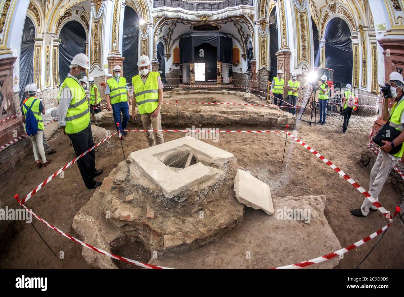 30. Juli 2020: 30. Juli 2020 (Malaga ) die Kirche der Heiligen Märtyrer von Malaga, die 1491 von den katholischen Monarchen gegründet und 1505 als Pfarrei errichtet wurde, steht vor der ersten Phase ihrer Rehabilitation. Die Arbeiten, die im Frühjahr nächsten Jahres abgeschlossen werden sollen, zielen darauf ab, bestimmte Bauelemente im Inneren des Tempels zu verfeinern und zu verbessern, nachdem verschiedene Pathologien und Anomalien beobachtet wurden, die gelöst werden sollen. Die vorhandenen Räume im Untergrund der Kirche (Gewölbe von Begräbnissen), verurteilt und ohne Belüftung, sind die Ursache für Nässe neben dem hohen Wasserspiegel, die transla sind Stockfoto