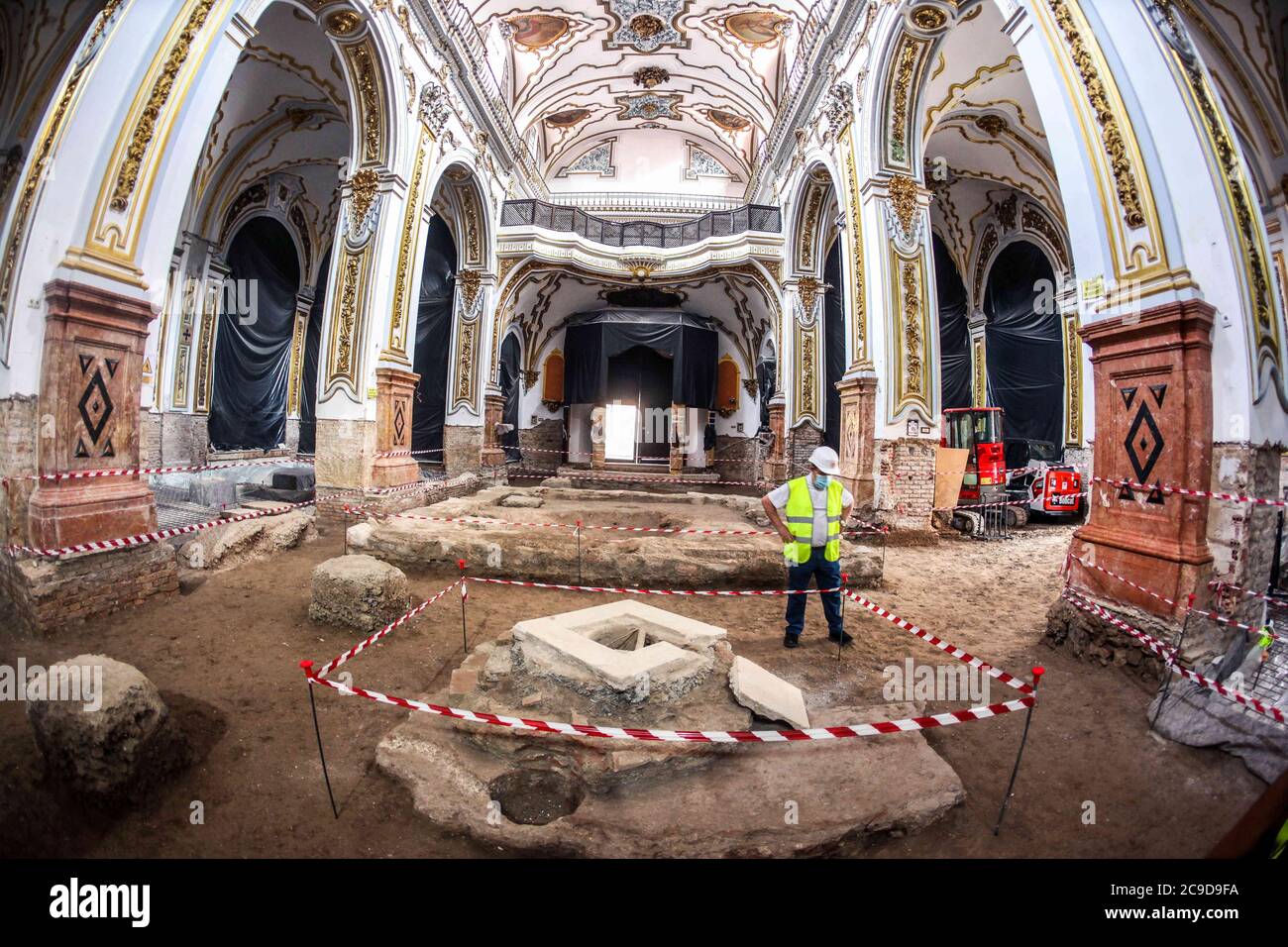 30. Juli 2020: 30. Juli 2020 (Malaga ) die Kirche der Heiligen Märtyrer von Malaga, die 1491 von den katholischen Monarchen gegründet und 1505 als Pfarrei errichtet wurde, steht vor der ersten Phase ihrer Rehabilitation. Die Arbeiten, die im Frühjahr nächsten Jahres abgeschlossen werden sollen, zielen darauf ab, bestimmte Bauelemente im Inneren des Tempels zu verfeinern und zu verbessern, nachdem verschiedene Pathologien und Anomalien beobachtet wurden, die gelöst werden sollen. Die vorhandenen Räume im Untergrund der Kirche (Gewölbe von Begräbnissen), verurteilt und ohne Belüftung, sind die Ursache für Nässe neben dem hohen Wasserspiegel, die transla sind Stockfoto
