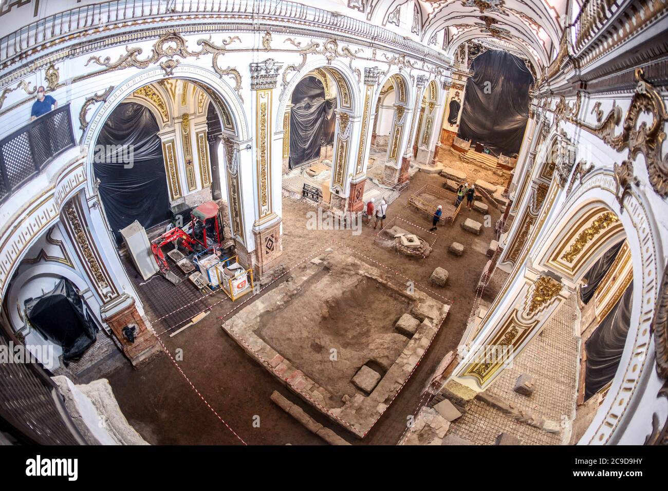 30. Juli 2020: 30. Juli 2020 (Malaga ) die Kirche der Heiligen Märtyrer von Malaga, die 1491 von den katholischen Monarchen gegründet und 1505 als Pfarrei errichtet wurde, steht vor der ersten Phase ihrer Rehabilitation. Die Arbeiten, die im Frühjahr nächsten Jahres abgeschlossen werden sollen, zielen darauf ab, bestimmte Bauelemente im Inneren des Tempels zu verfeinern und zu verbessern, nachdem verschiedene Pathologien und Anomalien beobachtet wurden, die gelöst werden sollen. Die vorhandenen Räume im Untergrund der Kirche (Gewölbe von Begräbnissen), verurteilt und ohne Belüftung, sind die Ursache für Nässe neben dem hohen Wasserspiegel, die transla sind Stockfoto