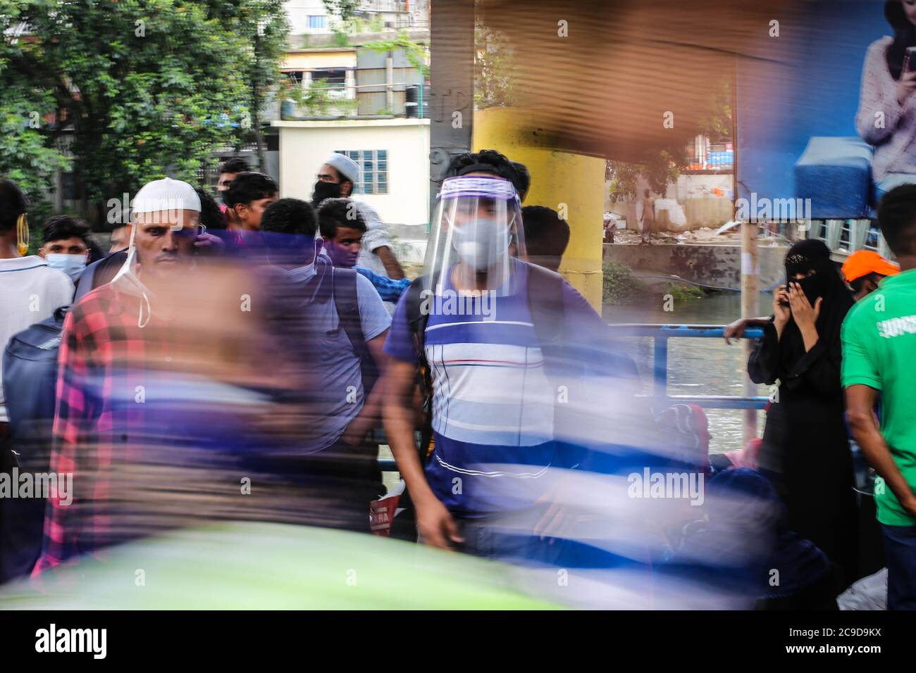 30. Juli 2020, Dhaka, Dhaka, Bangladesch: Menschen verlassen dhaka, um eid zu Hause während der COVID-19 Pandemie zu feiern. Sie wurden gesehen, um soziale Distanzierungsregel zu ignorieren, die durch die medizinische Abteilung auf der ganzen Welt gesetzt wurde. (Bild: © Md. Rakibul Hasan/ZUMA Wire) Stockfoto