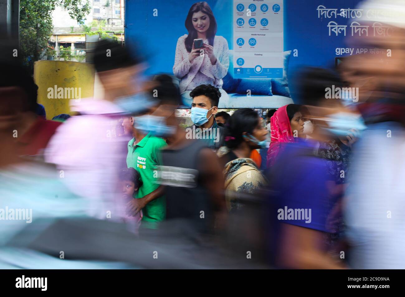 30. Juli 2020, Dhaka, Dhaka, Bangladesch: Menschen verlassen dhaka, um eid zu Hause während der COVID-19 Pandemie zu feiern. Sie wurden gesehen, um soziale Distanzierungsregel zu ignorieren, die durch die medizinische Abteilung auf der ganzen Welt gesetzt wurde. (Bild: © Md. Rakibul Hasan/ZUMA Wire) Stockfoto
