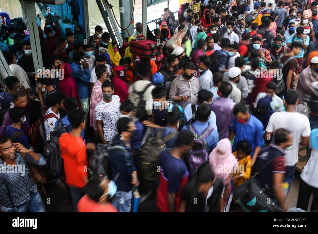 Dhaka, Dhaka, Bangladesch. Juli 2020. Menschen verlassen dhaka, um eid zu Hause während der COVID-19 Pandemie zu feiern. Sie wurden gesehen, um soziale Distanzierungsregel zu ignorieren, die durch die medizinische Abteilung auf der ganzen Welt gesetzt wurde. Kredit: MD. Rakibul Hasan/ZUMA Wire/Alamy Live Nachrichten Stockfoto