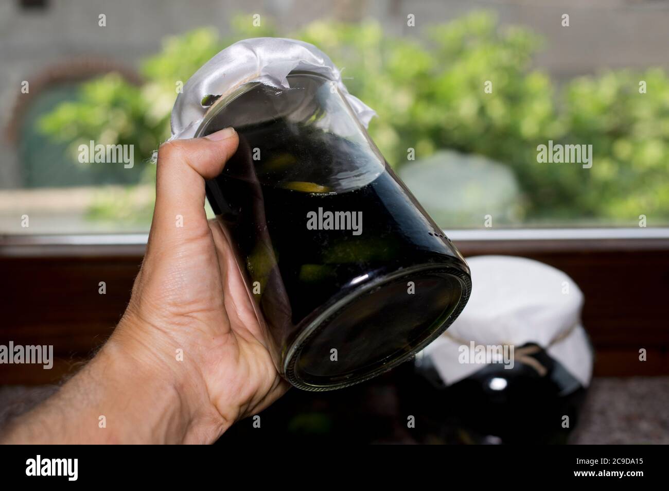 Nocino Jars Italienischer Likör aus unreifen Walnüssen Stockfoto