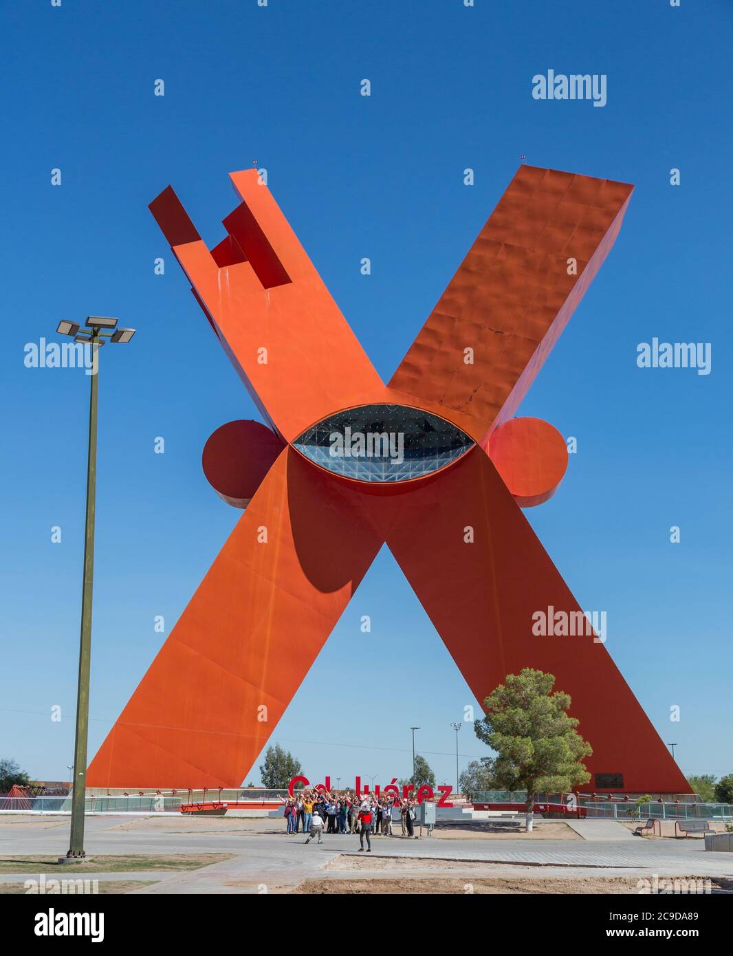 Ciudad Juarez, Chihuahua, Mexiko. La X de Sebastian, Skulptur von Enrique Carbajal Gonzalez, erinnert an Mexicanidad, das Konzept der Mexikanität. Stockfoto