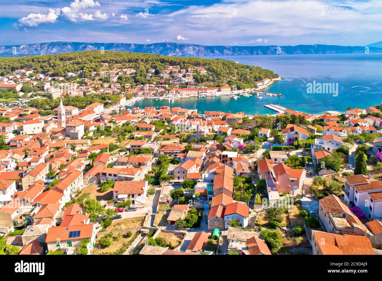 Stadt Jelsa Bucht und Wasser Luftbild, Insel Hvar, Dalmatien Archipel von Kroatien Stockfoto