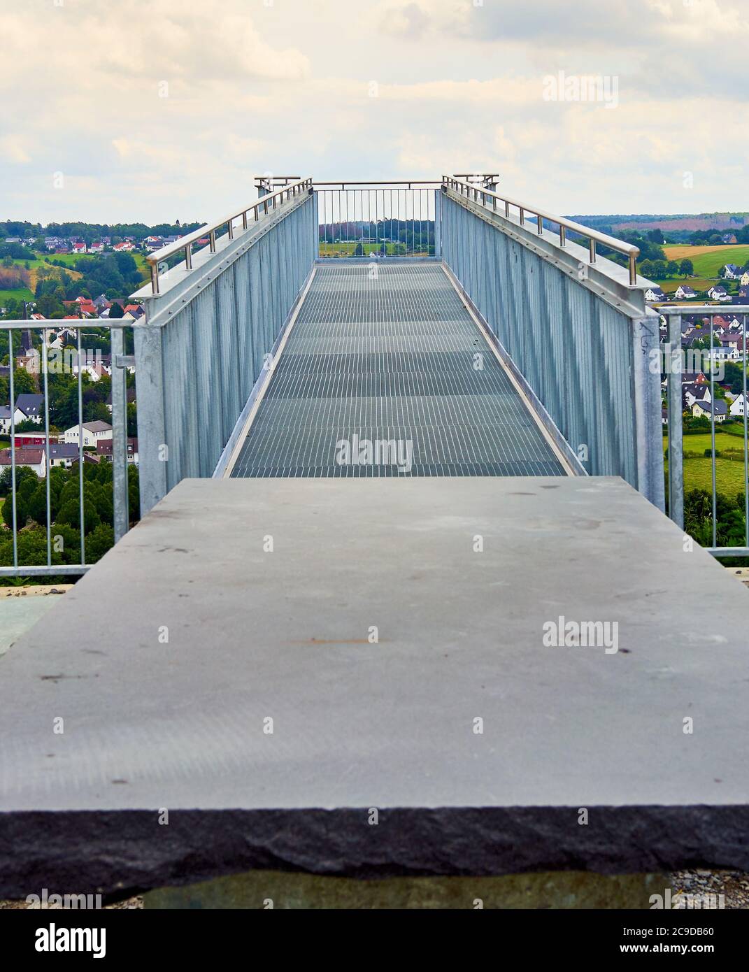 Zugang zu einem Skywalk aus einem Gitterwerk, um die Landschaft in der Tiefe des Tals zu beobachten Stockfoto