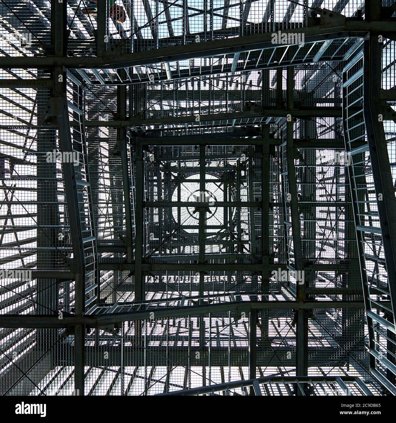 Aussichtsturm aus Gitterrosten, vertikal von unten fotografiert Stockfoto