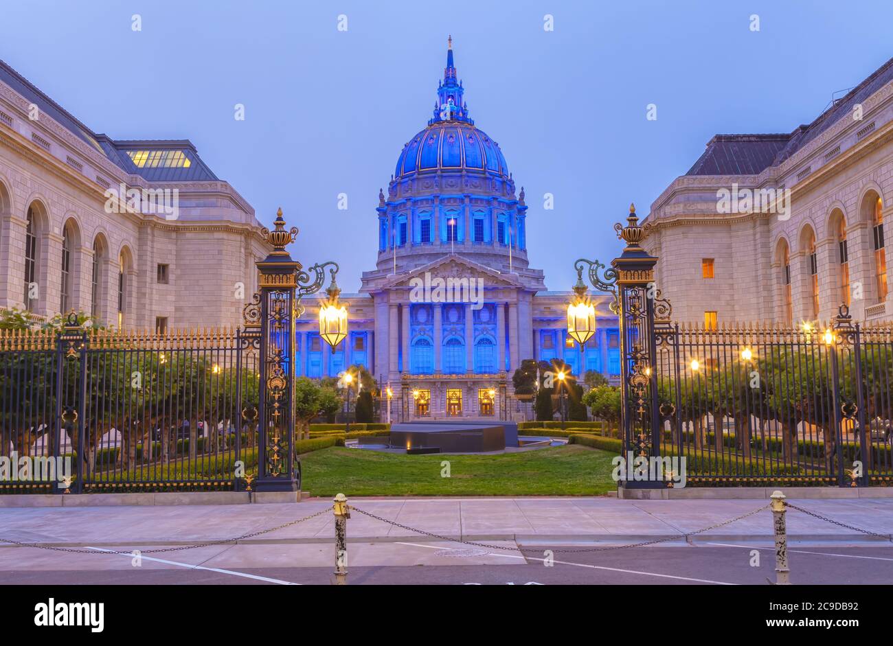 Das Rathaus von San Francisco leuchtet blau, um die Beschäftigten des Gesundheitswesens während der COVID-19 Pandemie, Kalifornien, USA, zu ehren. Stockfoto