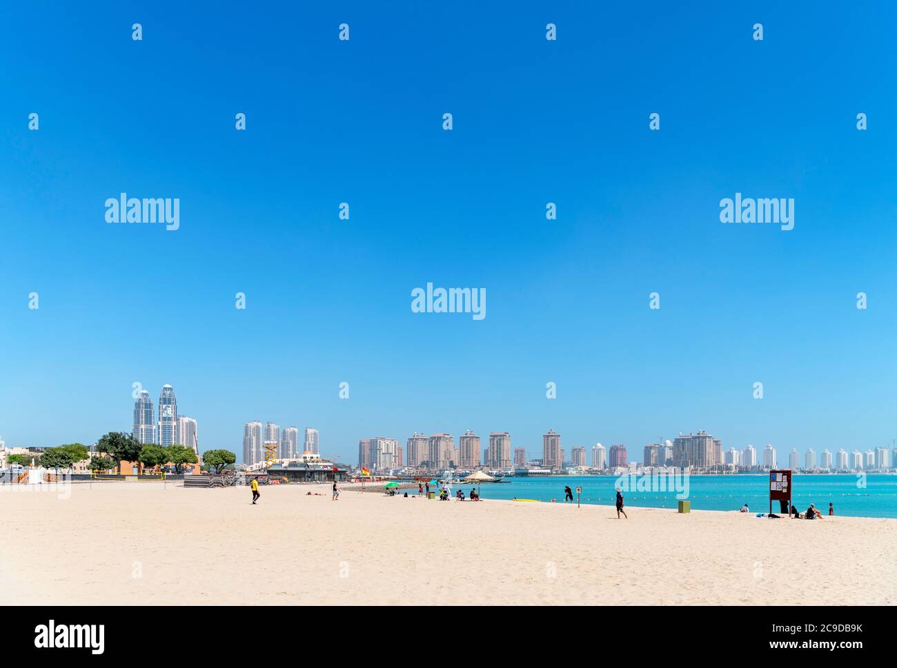 Katara Beach Blick auf die Skyline der Pearl Qatar Entwicklung, Doha, Katar, Mittlerer Osten Stockfoto