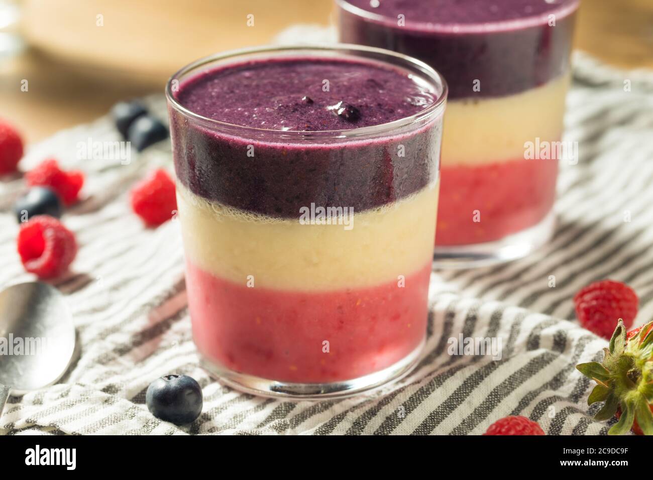 Hausgemachte gesunde Red White Blue Frühstück Smoothie mit Beeren Stockfoto