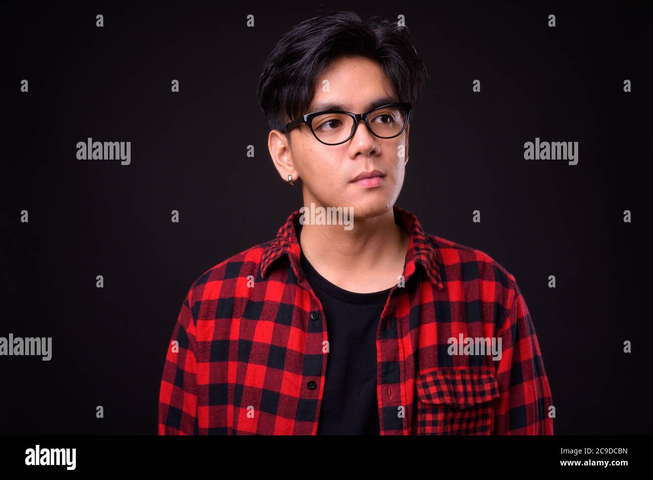 Junge schöne asiatische Hipster Mann mit Brille Stockfoto