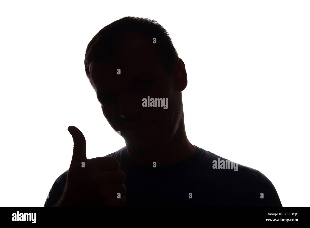 Silhouette lächelnde junge Mann Hand zeigt Symbol einer ok - Silhouette Stockfoto