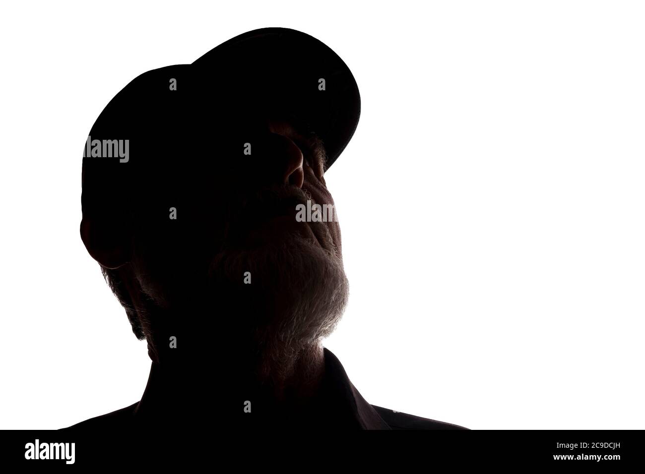 Porträt eines alten Mannes, in einer Spitzenmütze, mit Bart, Seitenansicht - dunkel isoliert Silhouette Stockfoto