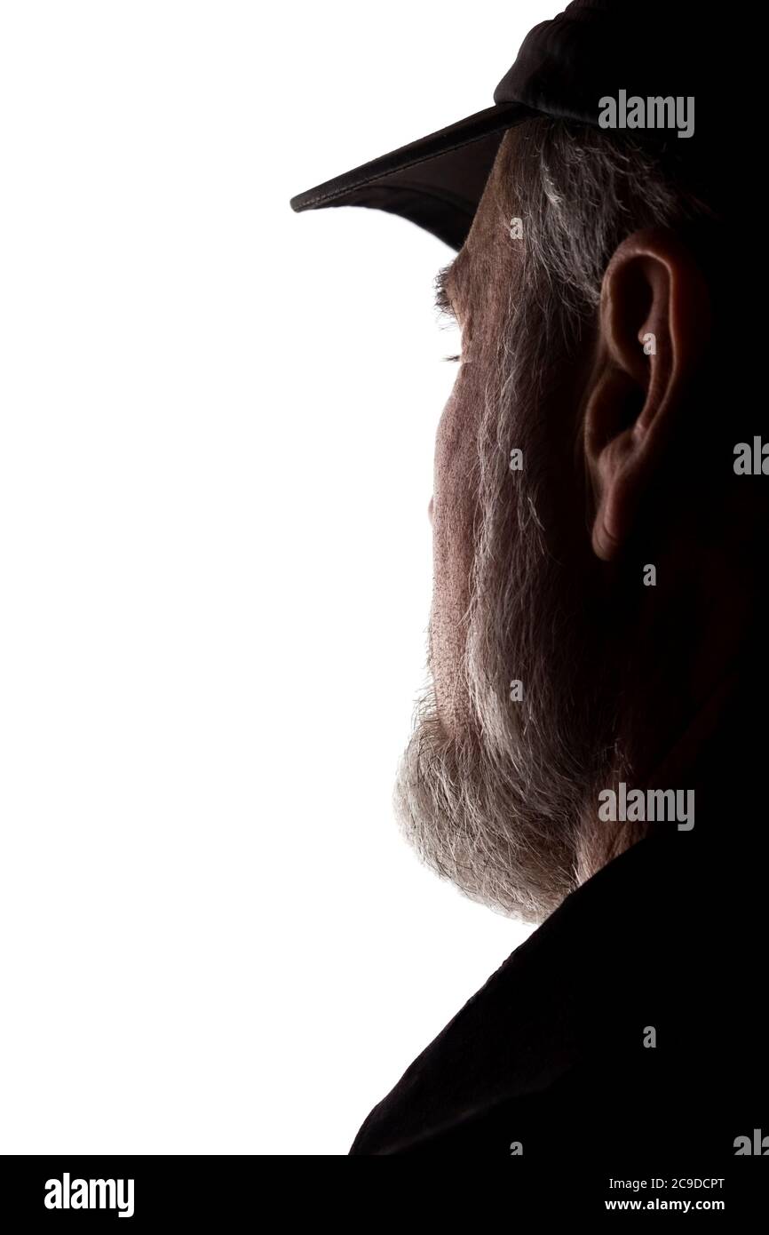 Porträt eines alten Mannes, in einer Spitzenmütze, mit Bart, Seitenansicht - dunkel isoliert Silhouette Stockfoto
