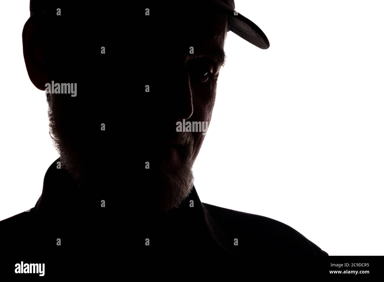 Porträt eines alten Mannes, in einer Spitzenmütze, mit Bart, Seitenansicht - dunkel isoliert Silhouette Stockfoto