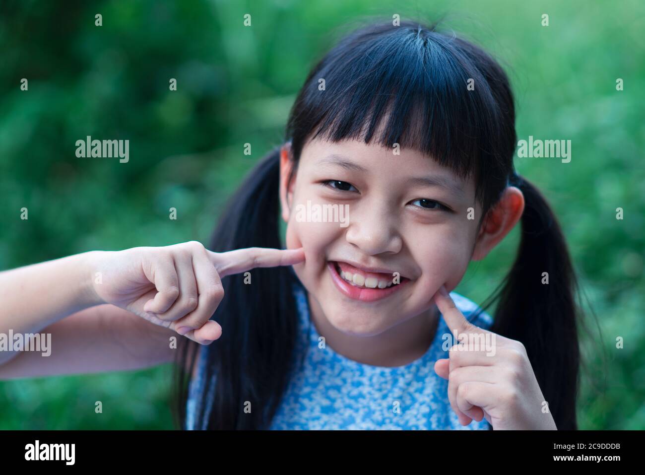 Portrait von einem glücklich lächelnden asiatischen Kind Mädchen Stockfoto