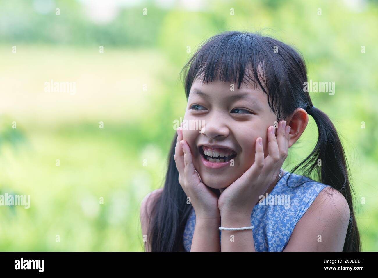 Portrait von einem glücklich lächelnden asiatischen Kind Mädchen Stockfoto