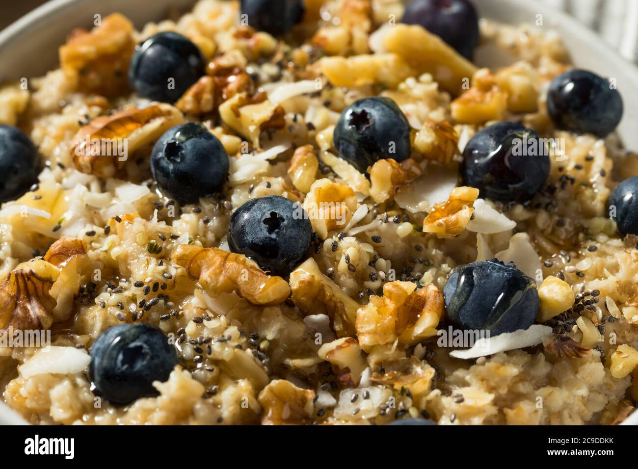 Hausgemachte gesunde Frühstück Haferflocken mit Nüssen Heidelbeeren und Chia Stockfoto