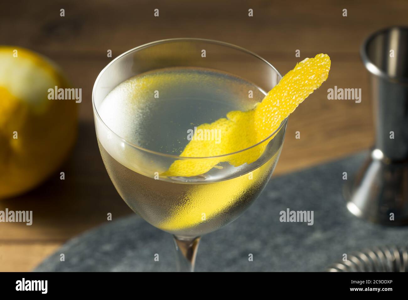 Alkoholfreier Martini-Cocktail aus der Vesper mit Zitronenschale Stockfoto