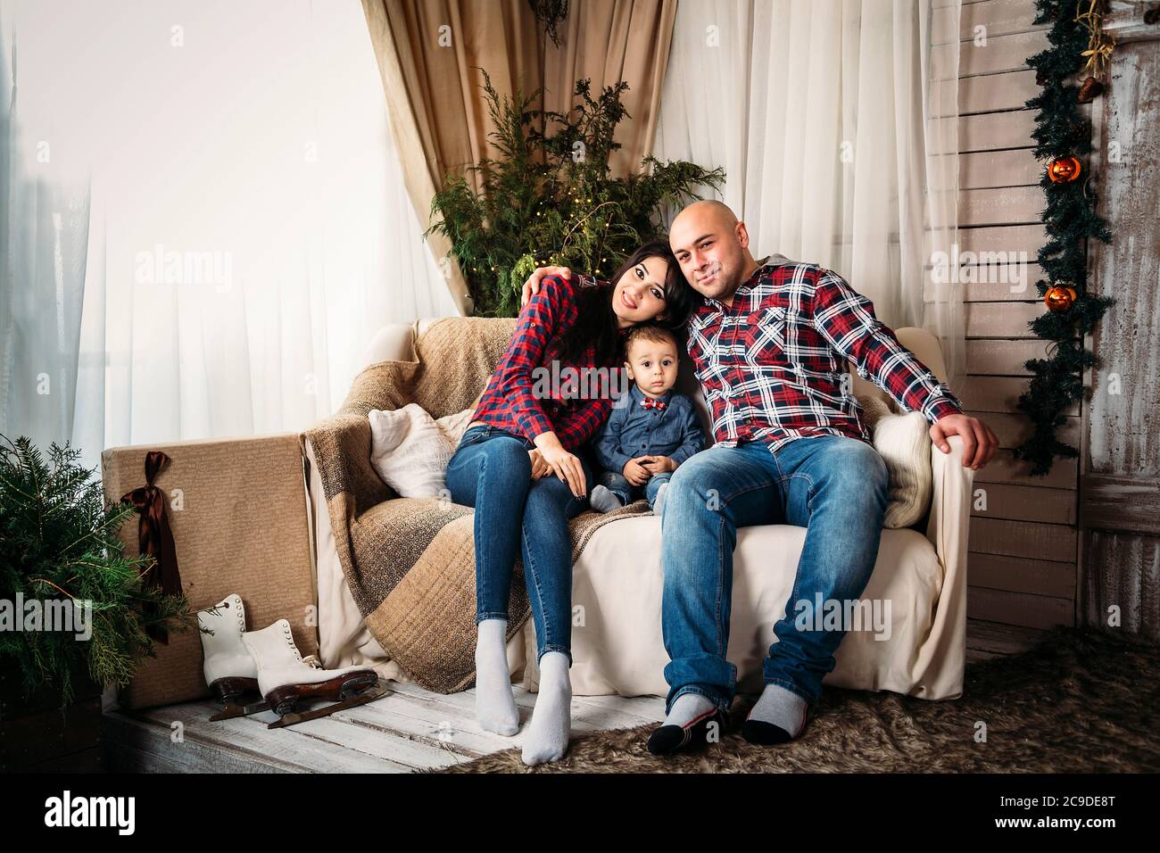 Schönes Familienportrait zu Weihnachten. Winterurlaub Weihnachten und Neujahr Konzept Stockfoto