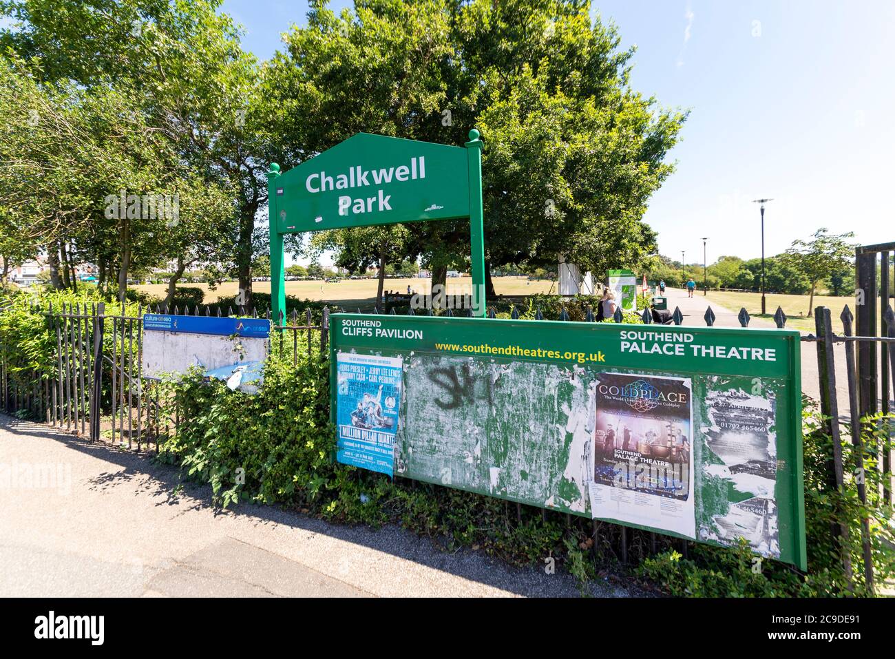 Chalkwell Park in Westcliff on Sea, Southend, Essex, Großbritannien. Southend on Sea Borough Council Grünfläche in einem städtischen Gebiet. Schild am Eingang Stockfoto