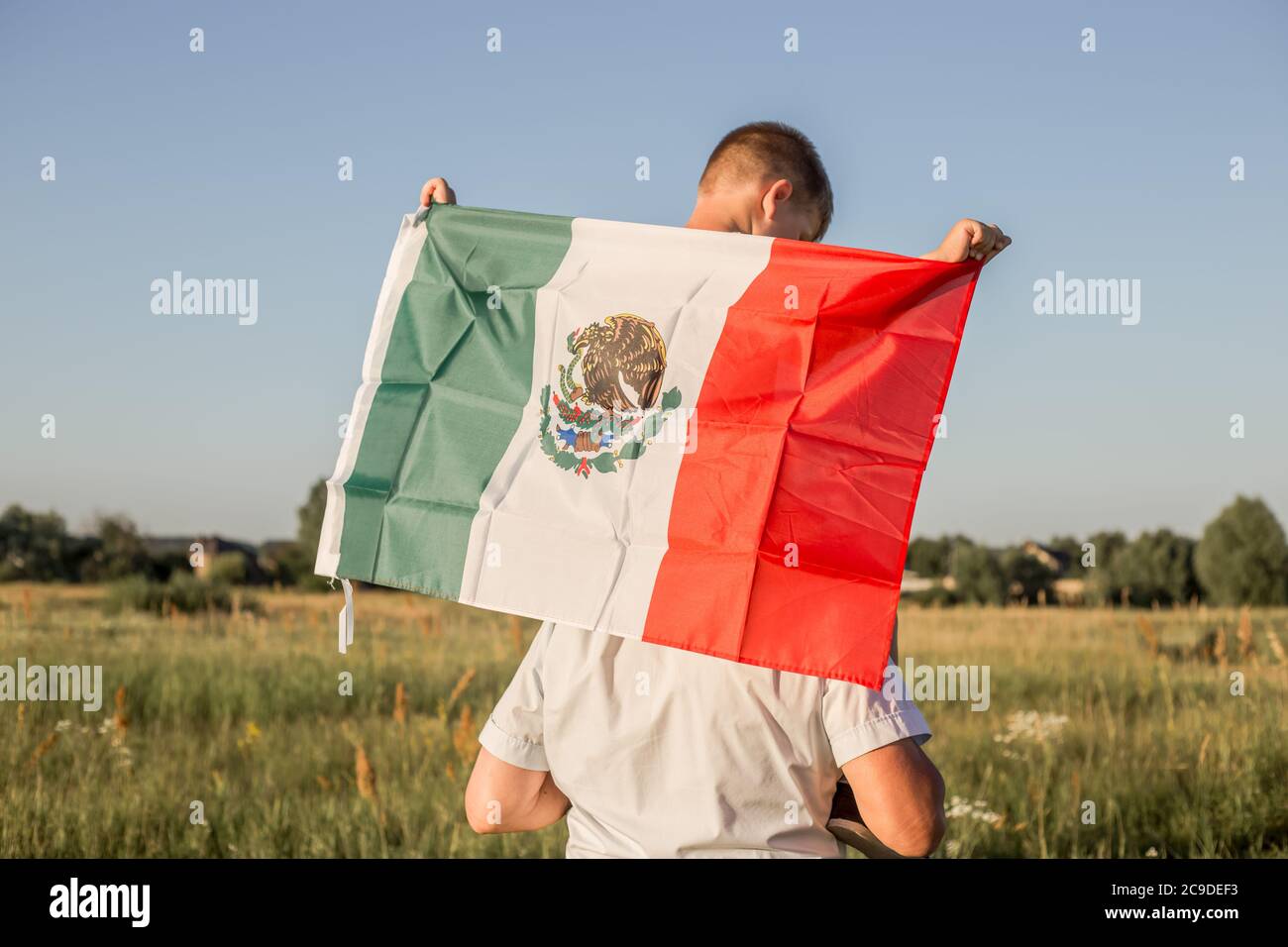 Kleiner Junge mit der Flagge Mexikos. September 16. Unabhängigkeitstag von Mexiko. Mexikanischer Unabhängigkeitskrieg, 1810.' Stockfoto