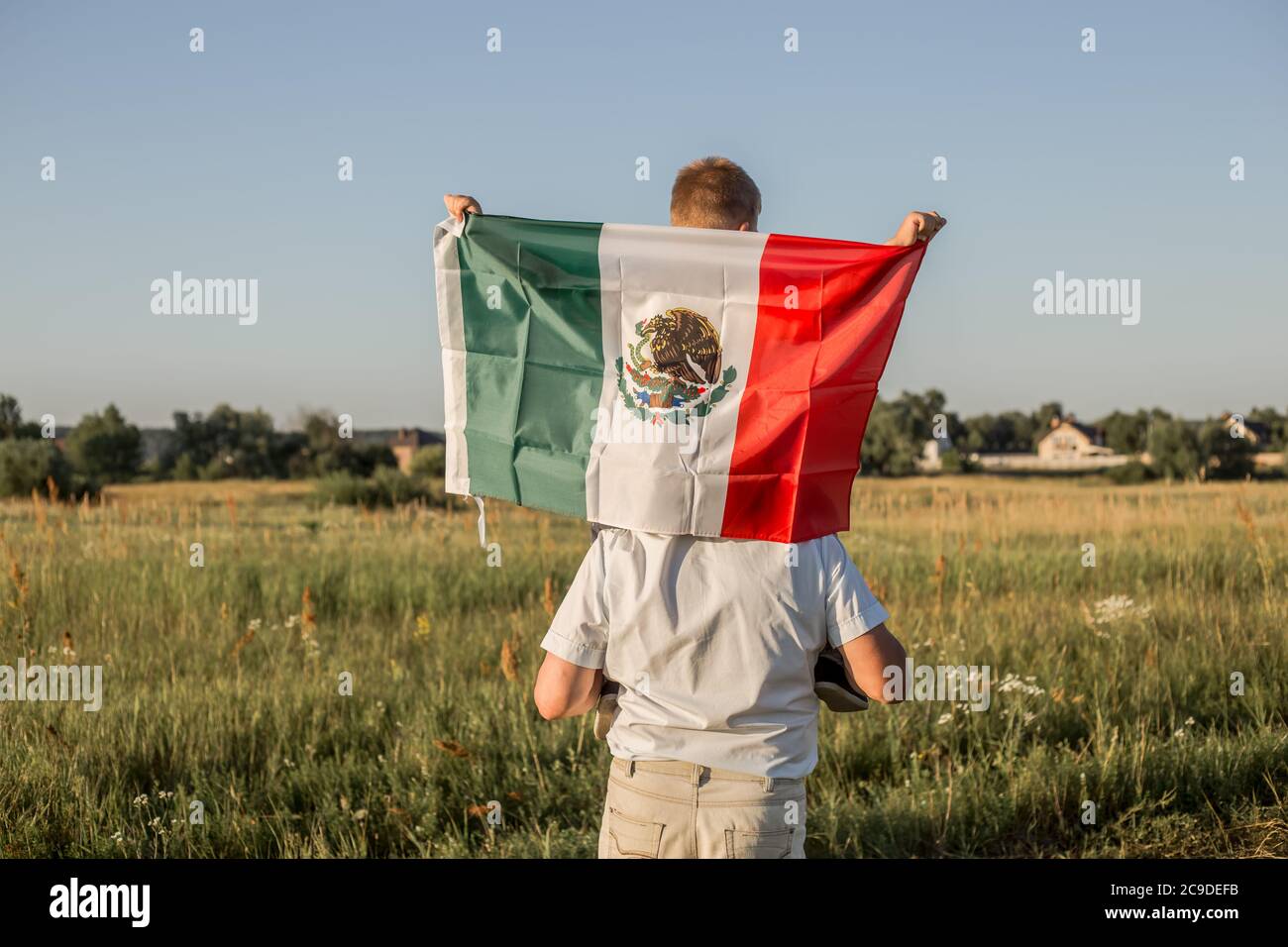 Kleiner Junge mit der Flagge Mexikos. September 16. Unabhängigkeitstag von Mexiko. Mexikanischer Unabhängigkeitskrieg, 1810.' Stockfoto