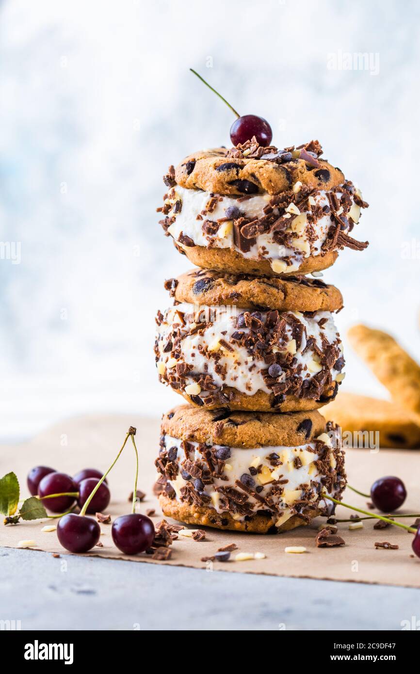 Kirscheis-Sandwiches mit Schokoladenkeksen Stockfoto