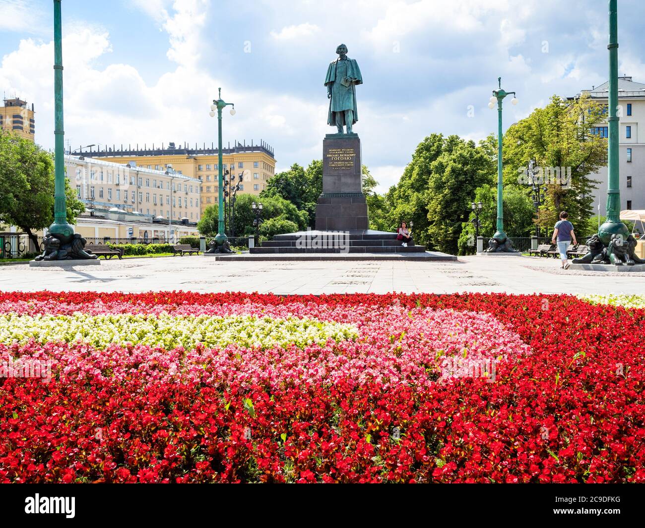 MOSKAU, RUSSLAND - 19. JULI 2020: Blick auf Gogolevsky Boulevard mit Denkmal für Schriftsteller Nikolai Gogol in Moskau Stadt im Sommer. Die Statue wurde in errichtet Stockfoto