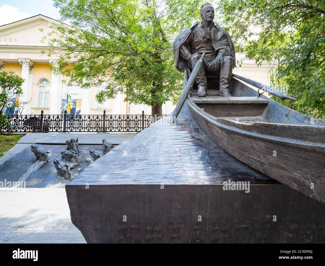 MOSKAU, RUSSLAND - 19. JULI 2020: Statue des sowjetischen Schriftstellers, Nobelpreis für Literatur, Michail Alexandrowitsch Scholochow auf Gogolewski Boulevard in Moskau Stockfoto