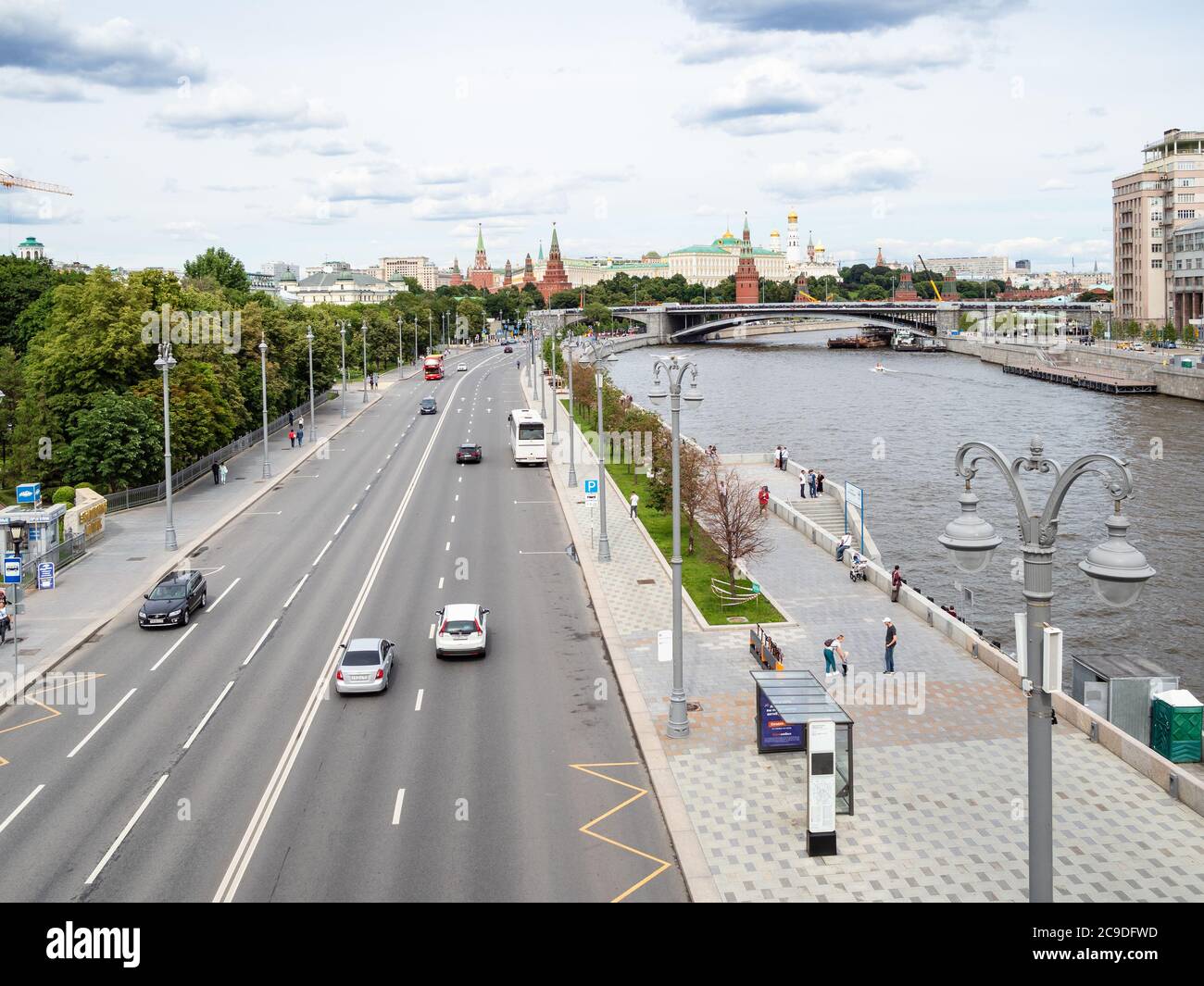 MOSKAU, RUSSLAND - 25. JULI 2020: Blick über die Pretschistenskaja Böschung des Moskwa Flusses und Bolschoj Kamenny Brücke und Kreml am Horizont in Moskau c Stockfoto