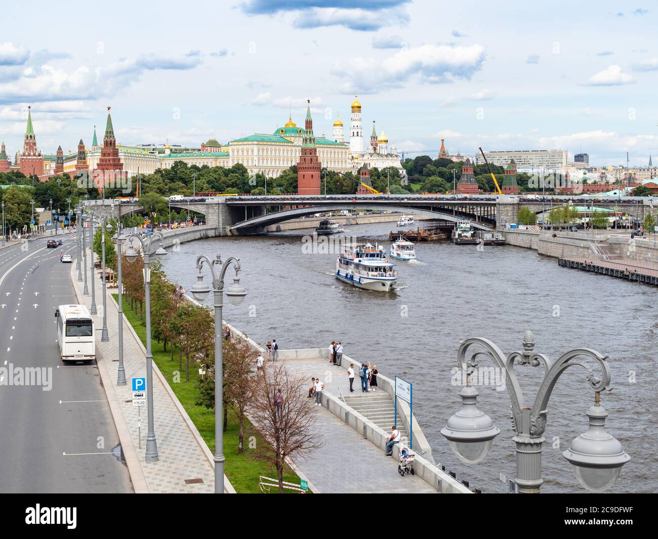 MOSKAU, RUSSLAND - 25. JULI 2020: Blick auf Pretschistenskaya Ufer des Moskwa Flusses und Bolschoj Kamenny Brücke und Kreml in Moskau Stadt von Patriars Stockfoto