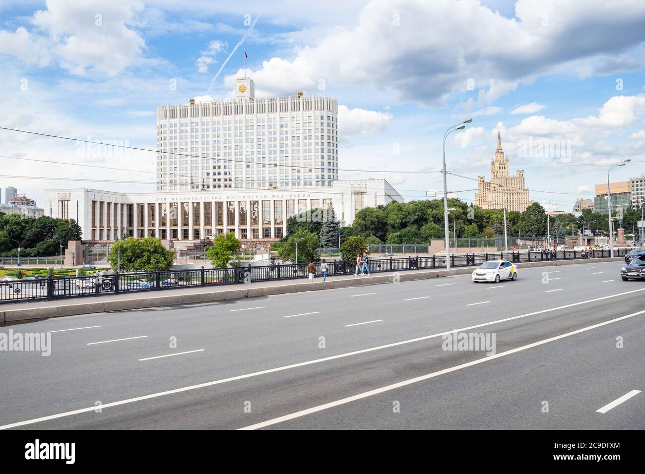 MOSKAU, RUSSLAND - 25. JULI 2020: Blick auf das Weiße Haus (Haus der Regierung der Russischen Föderation) und Kudrinskaya-Platz Hochhaus aus Stockfoto