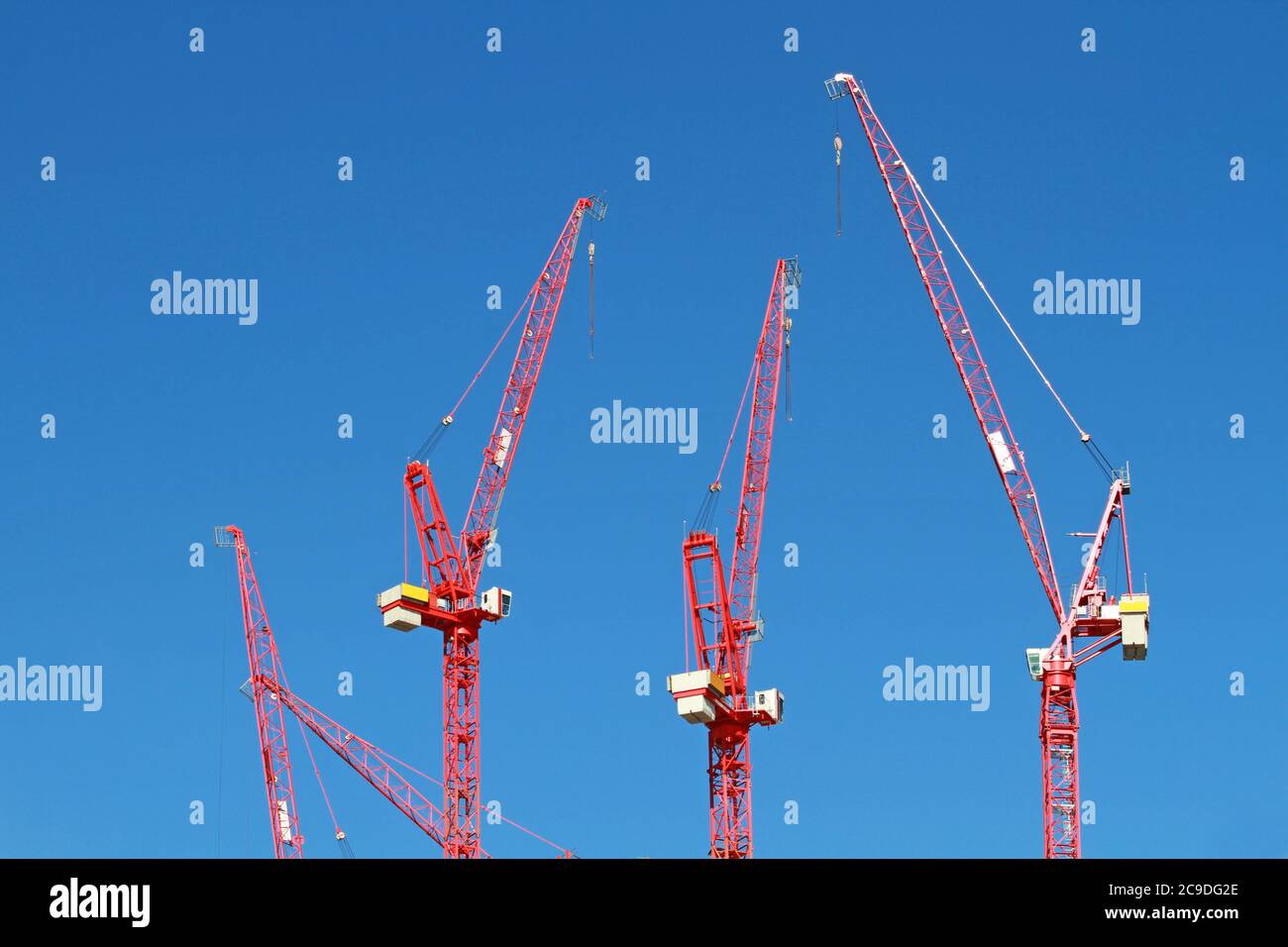 Vier rote Turmdrehkrane Stockfoto