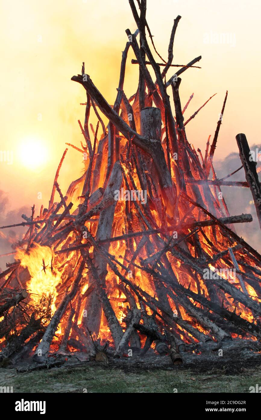 Osterfeuer Stockfotos Und Bilder Kaufen Alamy
