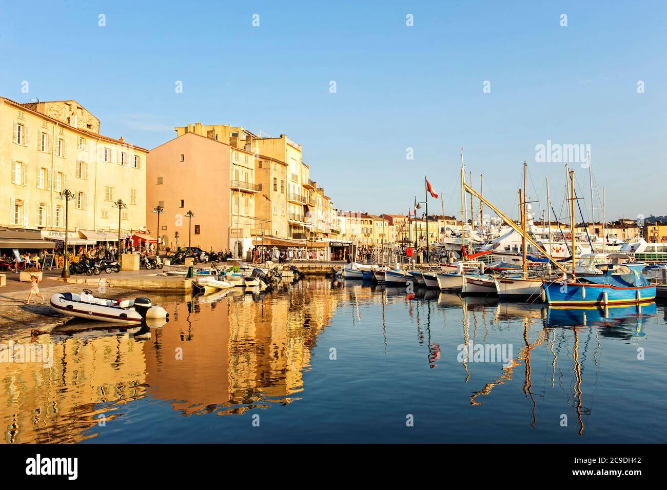 Saint Tropez - Frankreich - Europa, 25. Mai 2015: Blick auf den kleinen Hafen von Saint-Tropez in der Region Provence-Alpes-Côte d’Azur. Stockfoto