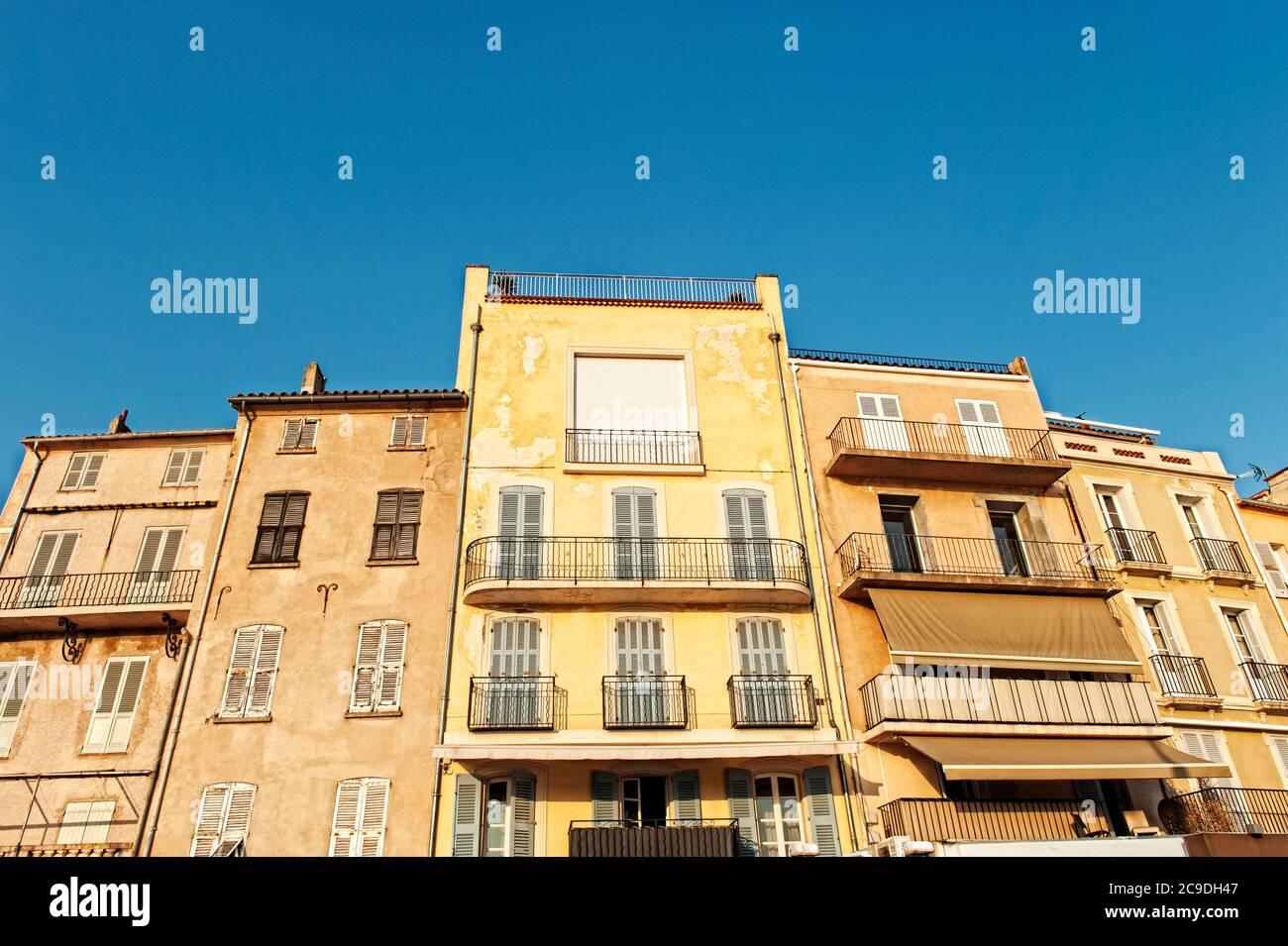 Saint Tropez - Frankreich - Europa, 25. Mai 2015:Blick auf die Häuser von Saint-Tropez in der Region Provence-Alpes-Cote d'Azur. Stockfoto