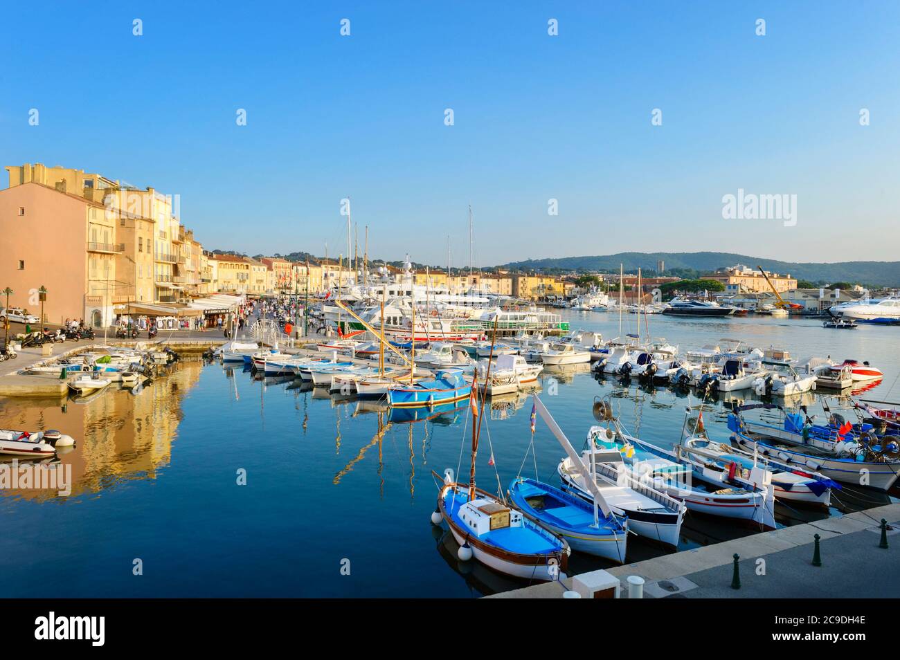 Saint Tropez - Frankreich - Europa, 25. Mai 2015: Blick auf den kleinen Hafen von Saint-Tropez in der Region Provence-Alpes-Côte d’Azur. Stockfoto