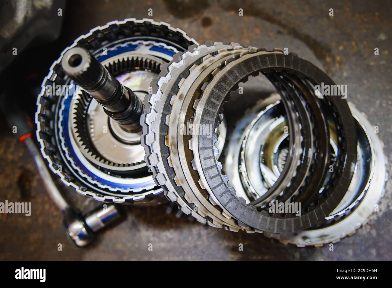 Details eines zerlegten Automatikgetriebes eines Pkw mit geringer Schärfentiefe Stockfoto