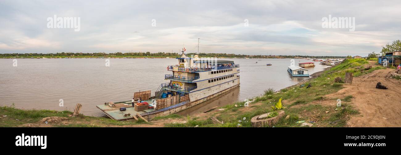 Amazonas-Fluss, Peru - 22. Sep 2019: Panoramablick auf die Fährschiffe am Ufer des Amazonas während des Niedrigwasser-Seeroson. Südamerika. Stockfoto