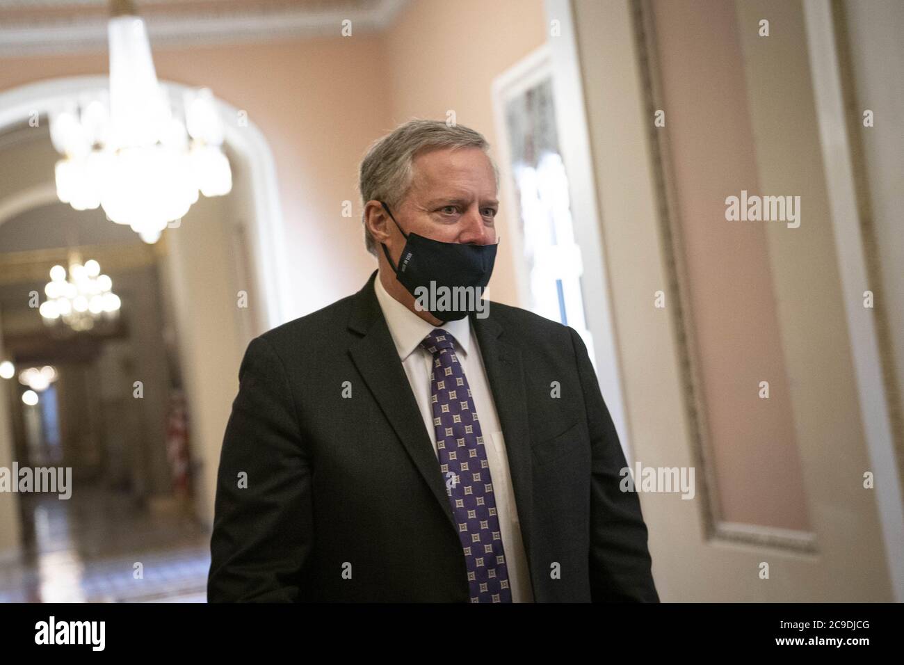 Washington, Usa. Juli 2020. Der Stabschef des Weißen Hauses, Mark Meadows, spricht mit Reportern über das jüngste Coronavirus-Stimulus-Paket vor der Senatskammer im US-Kapitol in Washington, DC, USA, am Donnerstag, dem 30. Juli 2020. Foto von Sarah Silbiger/UPI Kredit: UPI/Alamy Live Nachrichten Stockfoto