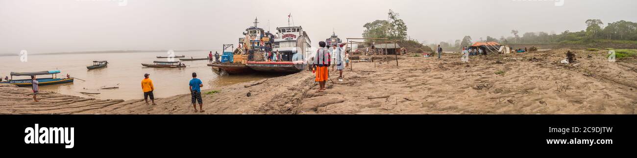 Amazonas-Fluss, Peru - 22. Sep 2019: Panoramablick auf die Fährschiffe am Ufer des Amazonas während des Niedrigwasser-Seeroson. Südamerika. Stockfoto