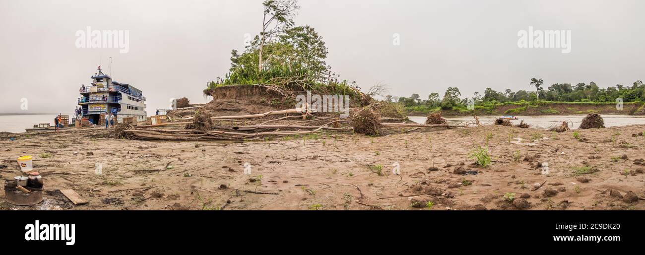 Amazonas-Fluss, Peru - 22. Sep 2019: Panoramablick auf die Fährschiffe am Ufer des Amazonas während des Niedrigwasser-Seeroson. Südamerika. Stockfoto