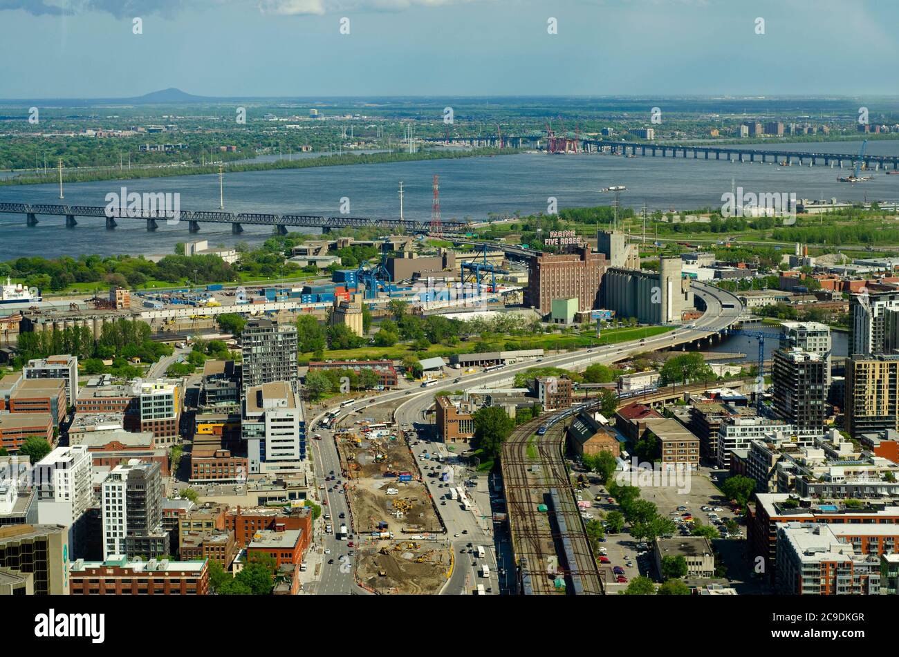 Eine Reihe bekannter und berühmter Gebäude aus der Skyline von Montreal, vom Place Ville Marie aus gesehen Stockfoto